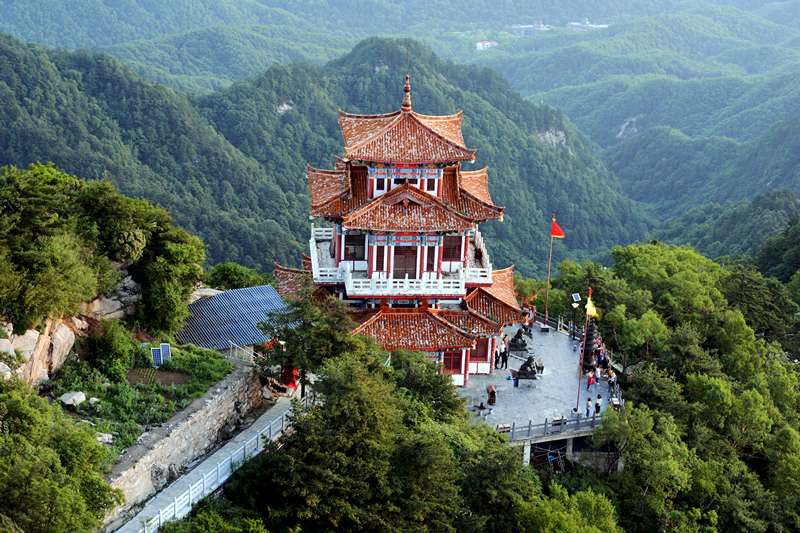 和老君山相媲美的有哪几座仙山,与老君山隔山相望的白云山