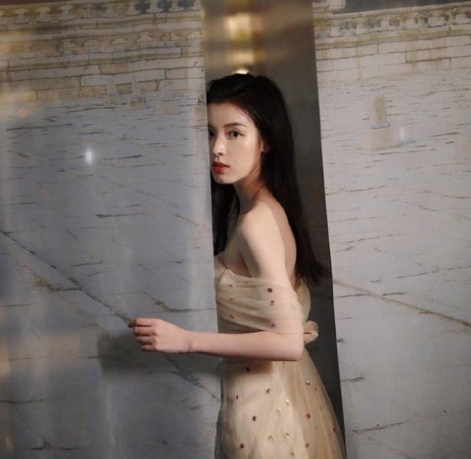 唐弋婷真是个宝藏女孩！抹胸裙尽显好身材，可塑性很强的女孩子