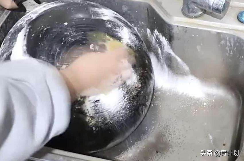 糊了的锅底没有钢丝球怎么洗,锅底烧糊了别着急扔今天教你一招