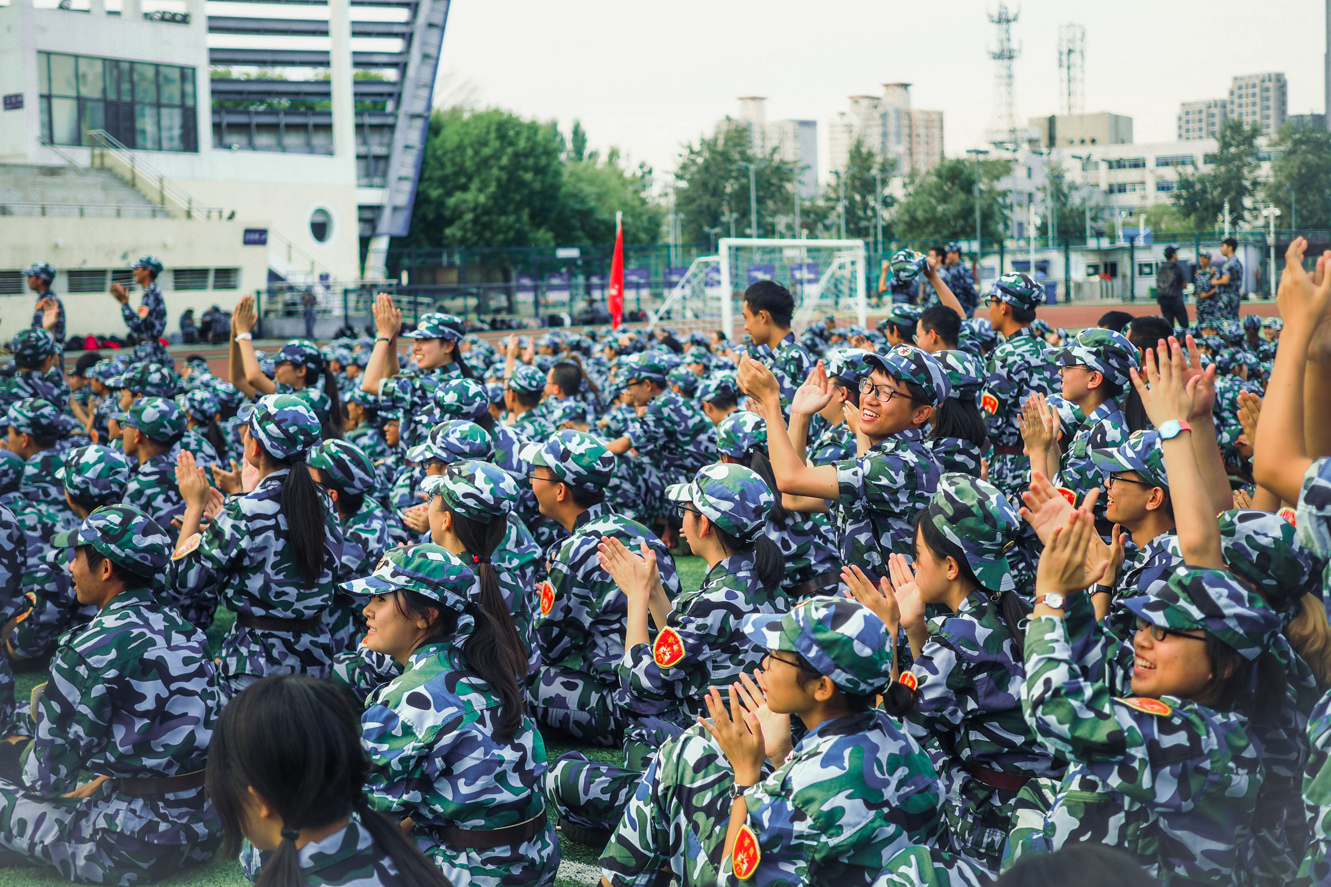 军训教官来学校军训,去学校的教官都是军人吗