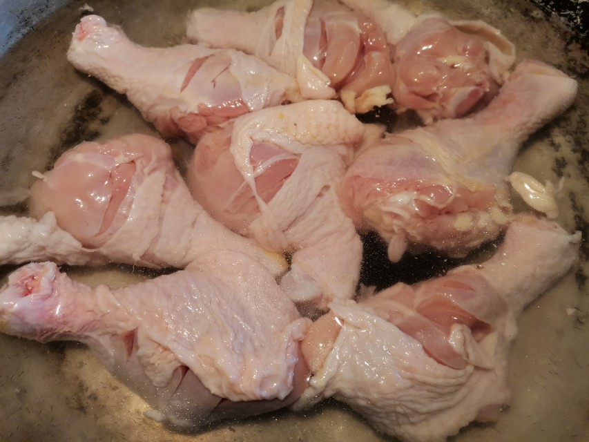 炸鸡腿怎么弄才能外焦里嫩,炸鸡腿如何避免里面没熟