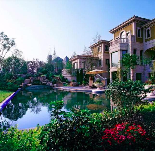 最仗义企业家：赚钱后送乡亲258套别墅，如今亏大钱却无人问津