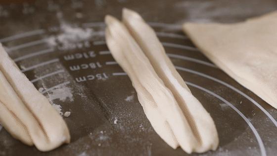 早餐油条怎么做酥脆松软完整教程,酥脆可口的油条是怎么做出来的