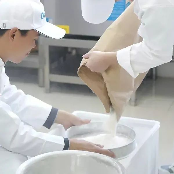 和面加了鸡蛋为什么面发硬,做披萨胚的面粘手正常吗