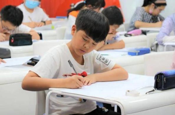 小学生因姓名简单走红，姓名加在一起才3笔，考试时能省不少时间