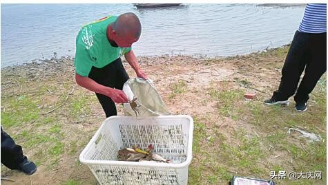 违法捕鱼被抓,禁渔期捕鱼200多斤两男子被判了