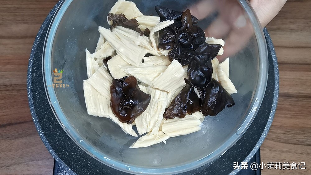 豆角别炒着吃了大厨教你特色做法,豆角怎么凉拌炒不黑