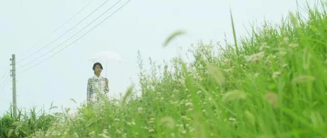 女子为艺术献身全裸出镜，身材火热