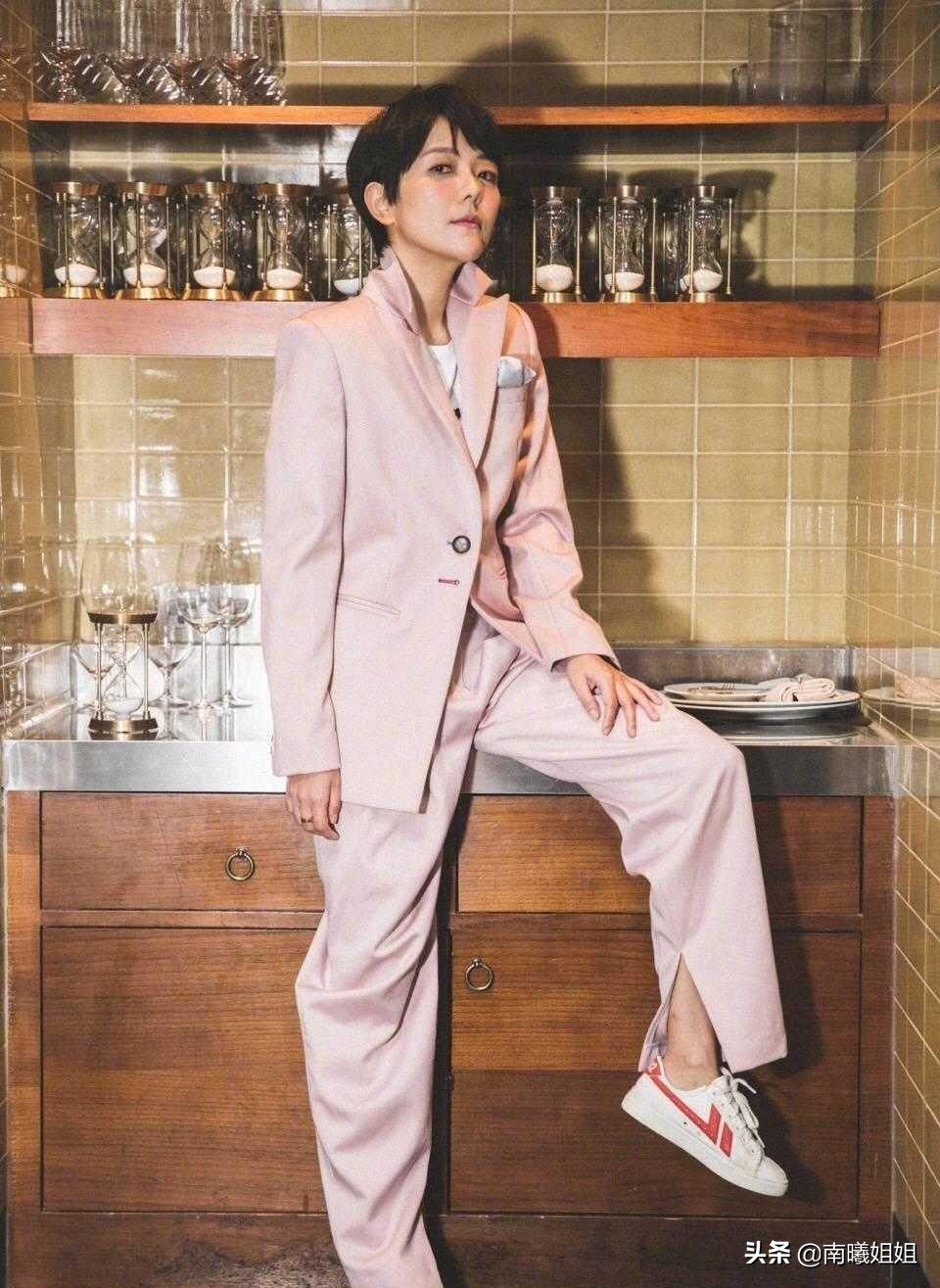 龚俊红色回力鞋子是哪一款,龚俊潮鞋搭配