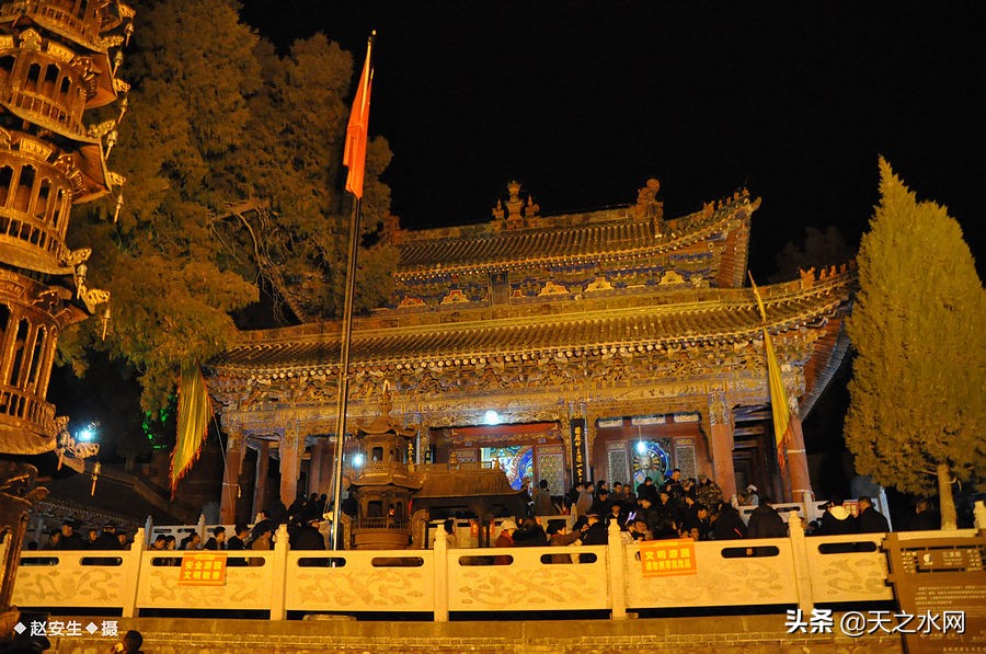 甘肃天水数万民众“上九朝观”祈福纳祥争烧头柱香!(组图)