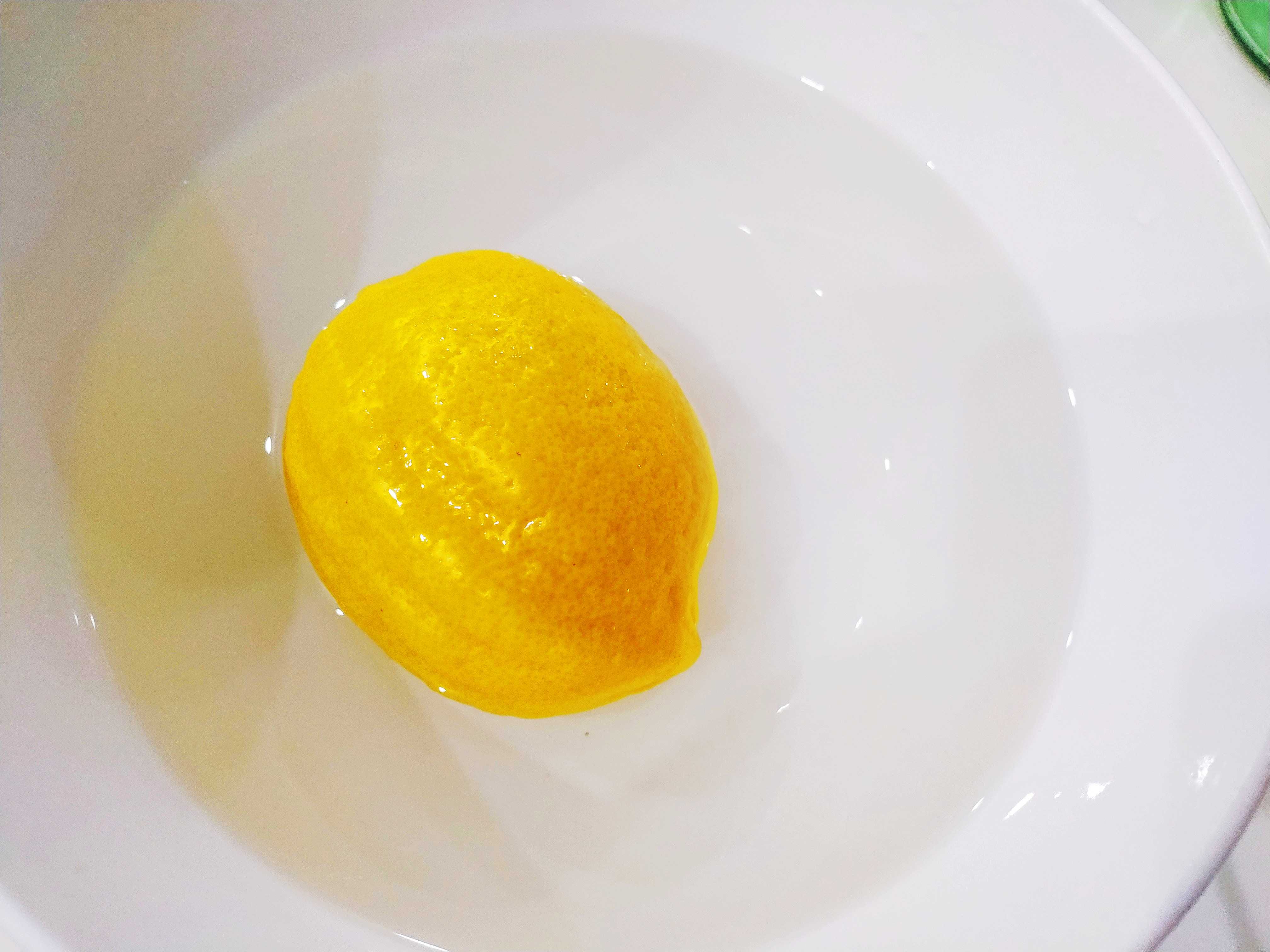 夏天喝冰镇蜂蜜柠檬水,热天喝的冰鲜柠檬水