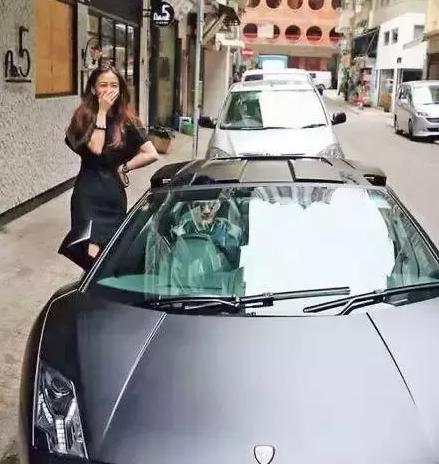 杨颖黄晓明最开始照片,杨颖靠黄晓明火的前后