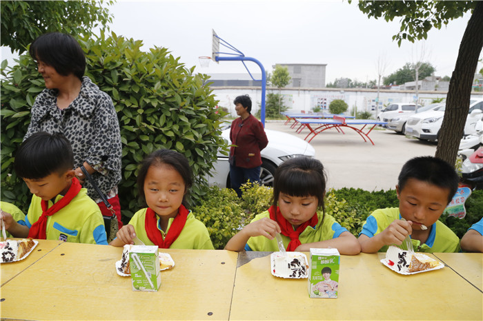 六一儿童节献爱心慰问活动,关爱困境儿童六一慰问暖童心