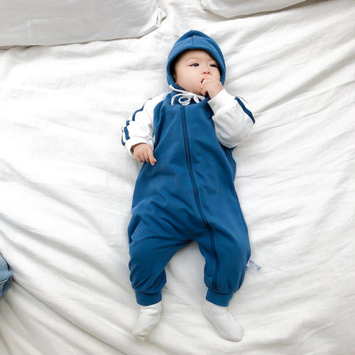 新生儿要戴帽子吗秋天,新生儿有必要戴帽子和穿袜子吗