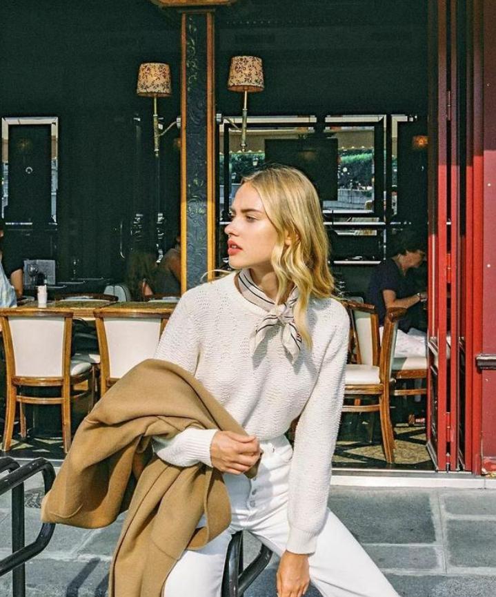 孟晚舟丝巾搭配图片,孟晚舟巾帼不让须眉的气质