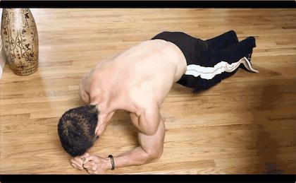 比钟南山还强!广西大爷102岁还在练哑铃,一身肌肉都是在家练的