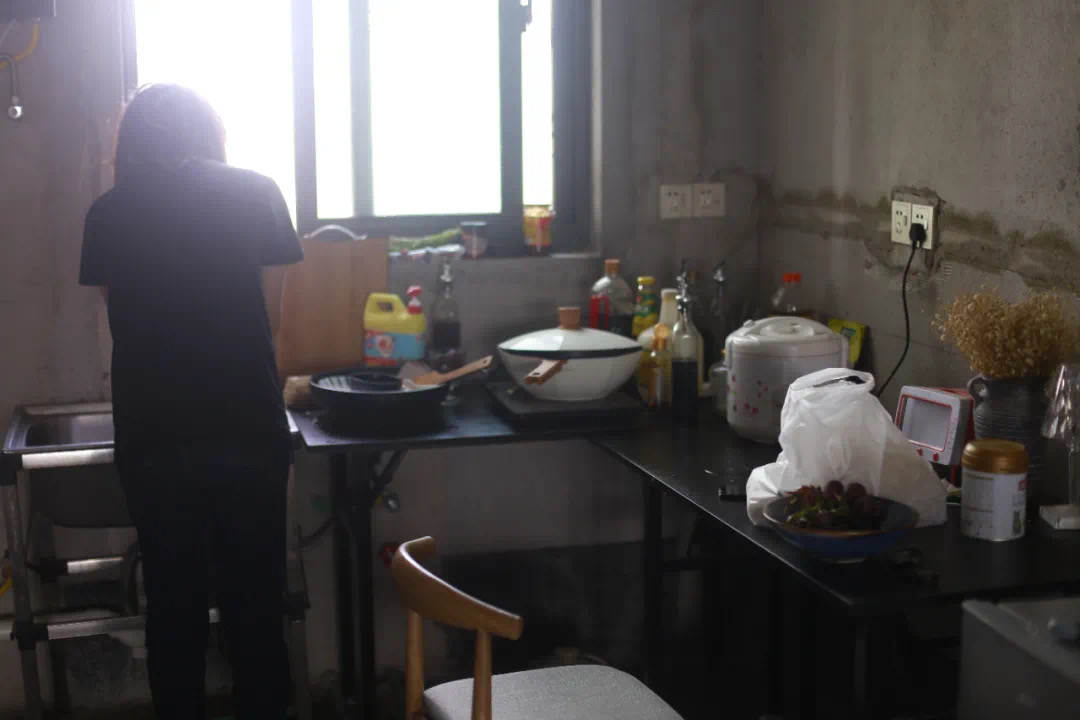 95后女孩，打工10年，首付28万买毛坯房，却被骂上热搜，为啥？