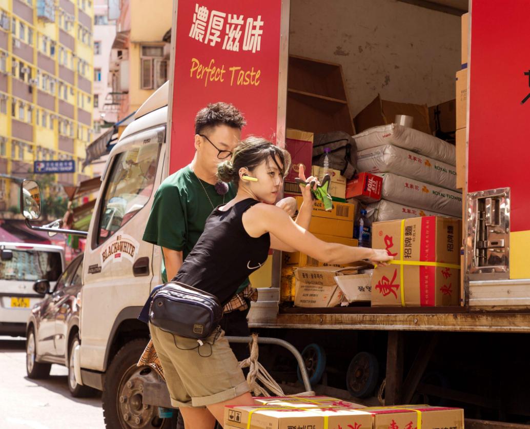 香港最美搬运工如今怎么样了呢,香港最美搬运工被富二代看上后