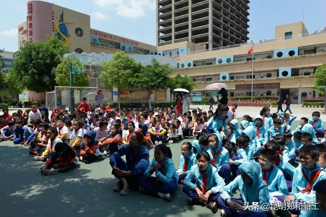 有限的场地无限的足球--新迎二小首届昆陆敦搏杯班级足球联赛开幕