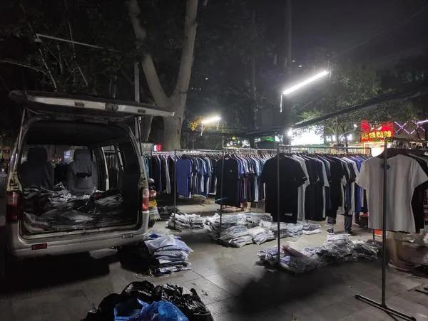 美女摆地摊卖牛奶赚百万,女子摆地摊年入百万