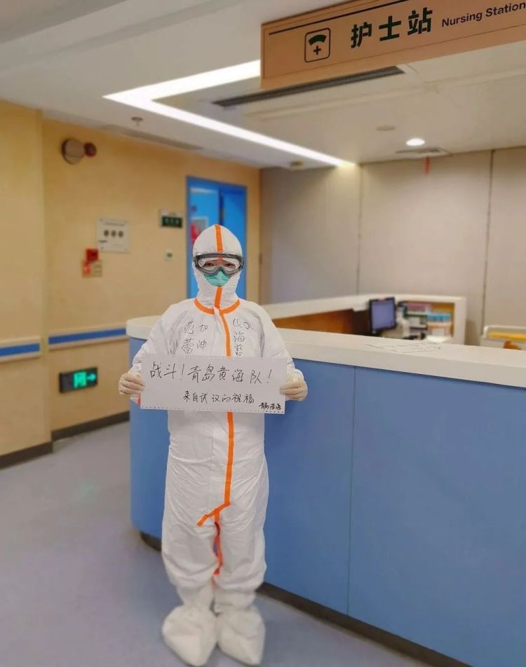 援鄂抗疫的女球迷来看黄海训练啦！还获赠了套票和签名足球