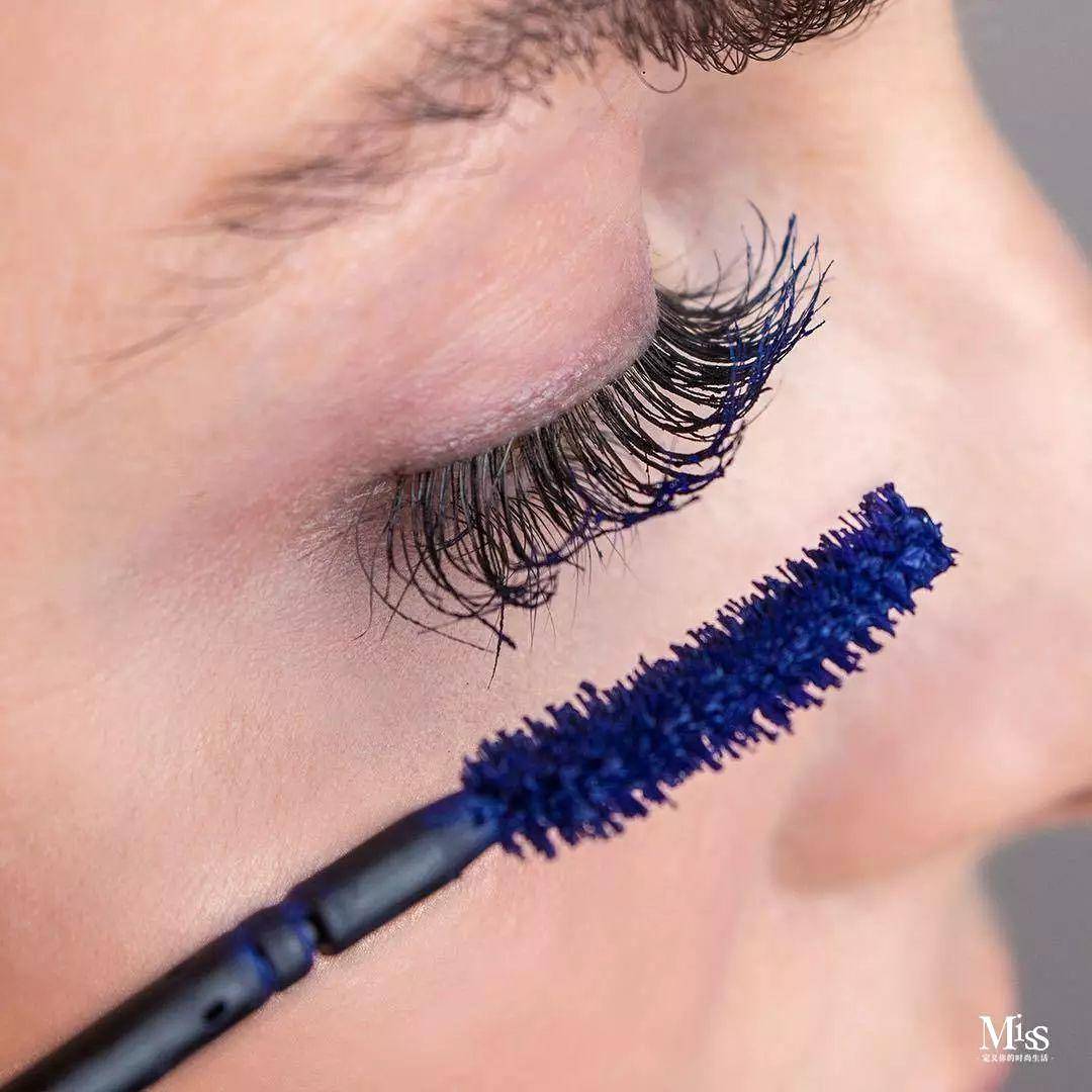 很多品牌推出各种颜色的睫毛膏,却孤零零地躺在专柜里无人问津