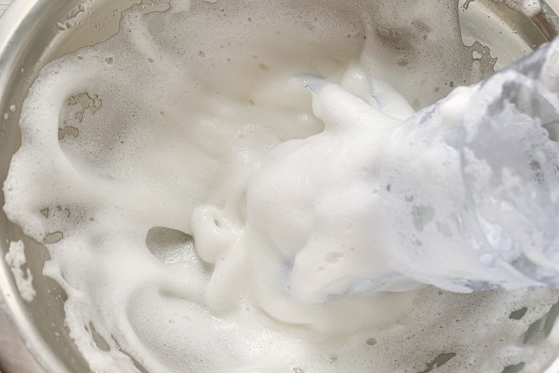 自制打蛋神器教程,用塑料杯做打蛋神器