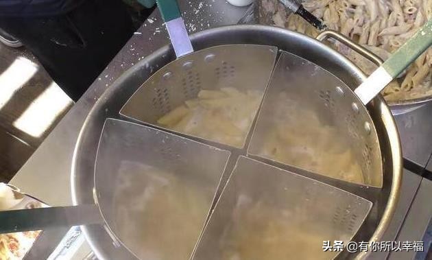 大妈校门口卖罕见小吃半天卖出,大妈校门口卖便宜小吃1块5个