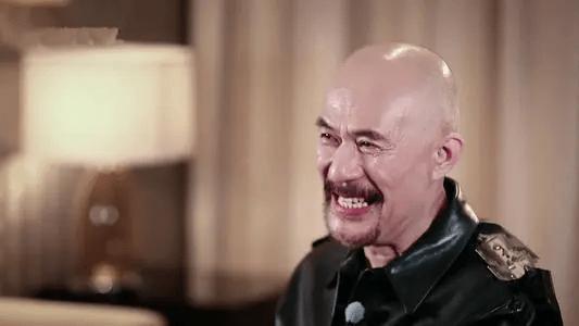 他被誉为“风月片”教父，拦截训练中的女兵，直言：我们结婚吧