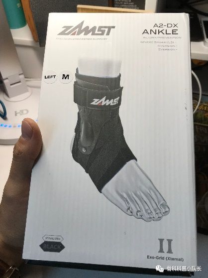 刚崴脚是要冷敷还是热敷,崴脚后24小时内是热敷还是冷敷