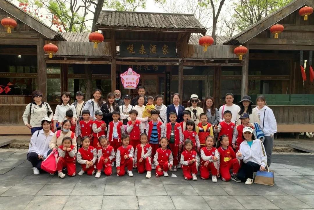 春日踏青亲子幼儿园,幼儿园开展春游踏青活动