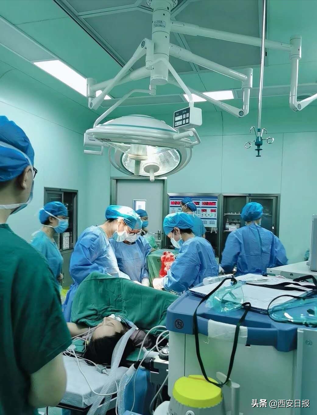 高龄孕妇分娩过程痛苦,孕妈艰难分娩过程