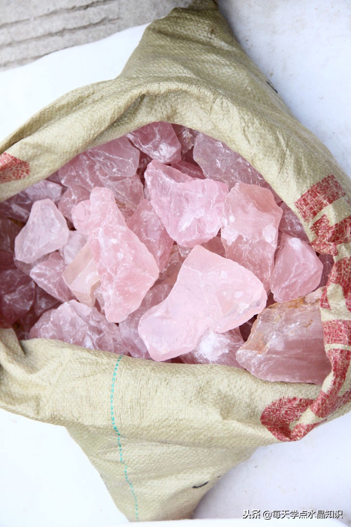 摸黑赶水晶原料交易早市去晚一晚人影都找着了