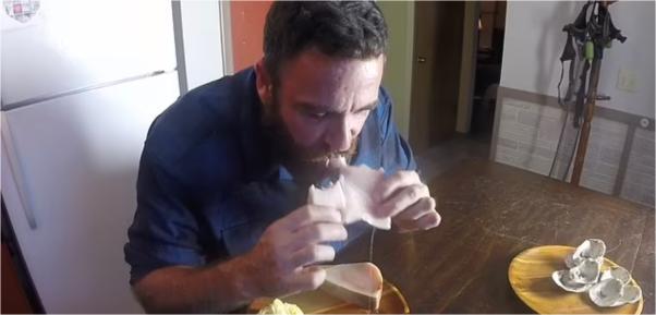 国外男子吃生羊肉,国外男子生吃羊头