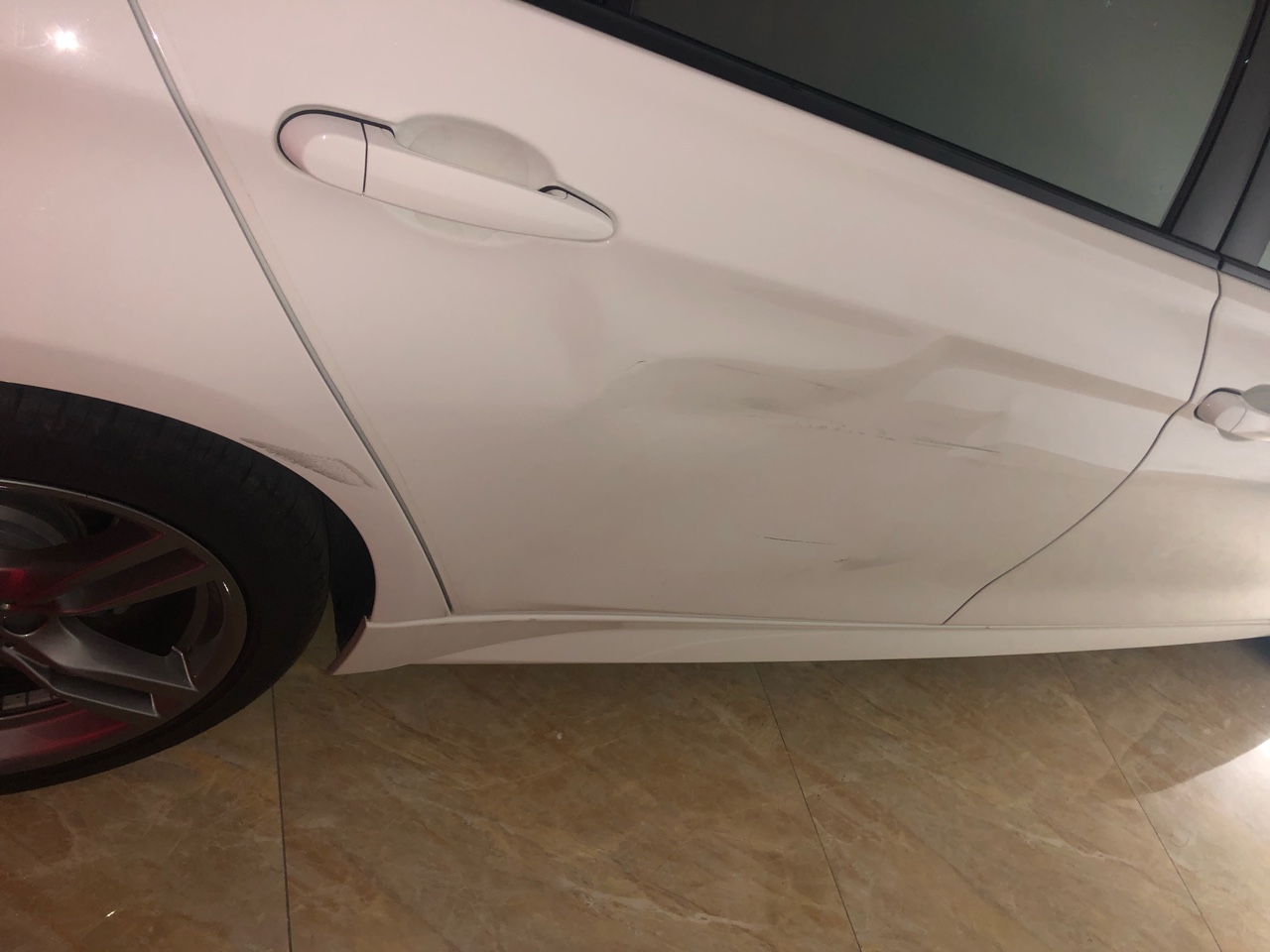 车让人刮了该要什么赔偿,车被刮了要钱还是让对方修车