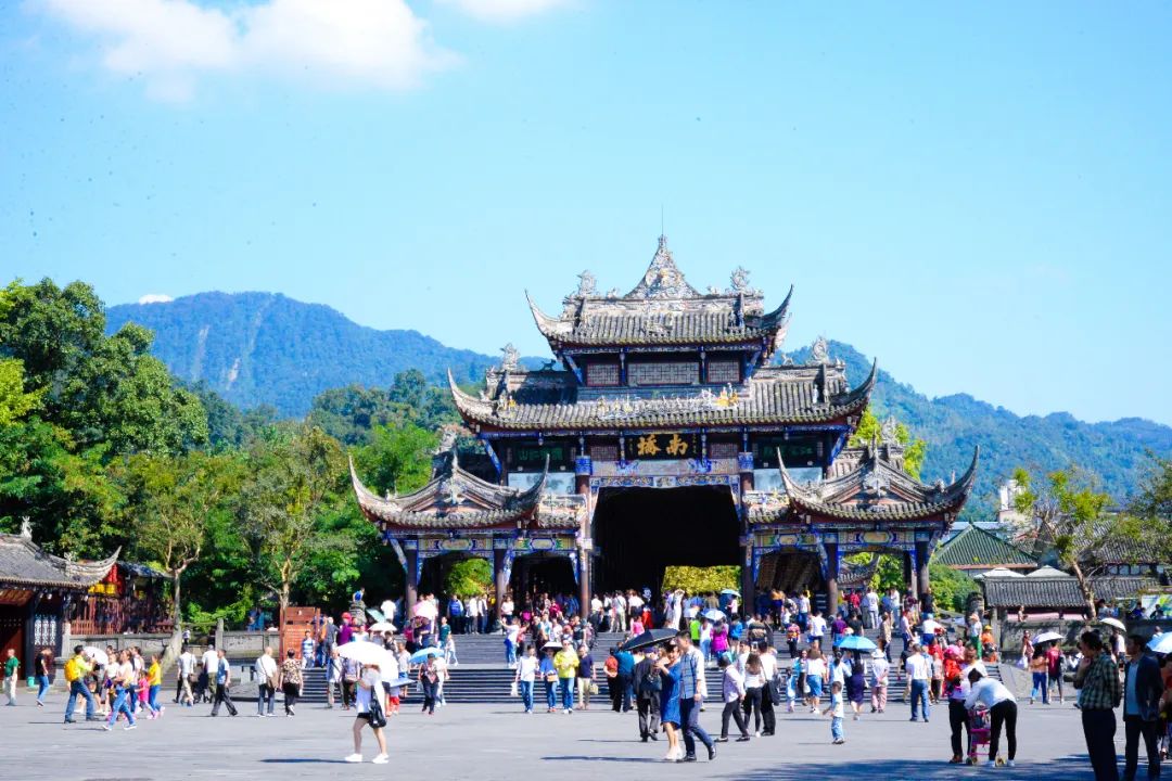 坐上公交去旅行!跟着这条101路线,带你玩遍大半个都江堰~一站一景,吃喝玩乐一网打尽!