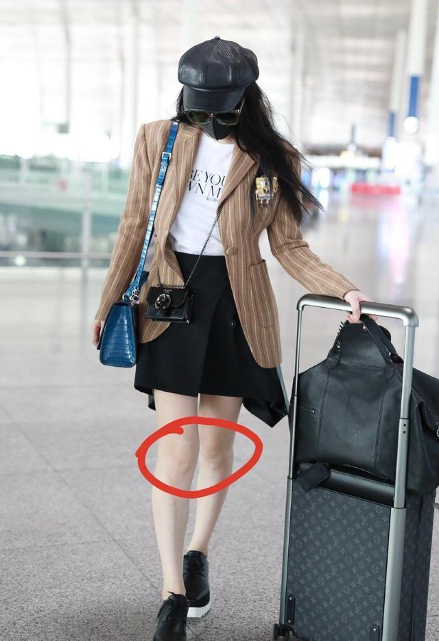 范冰冰身形圆润胖成球,范冰冰风头正势穿西装霸气走机场