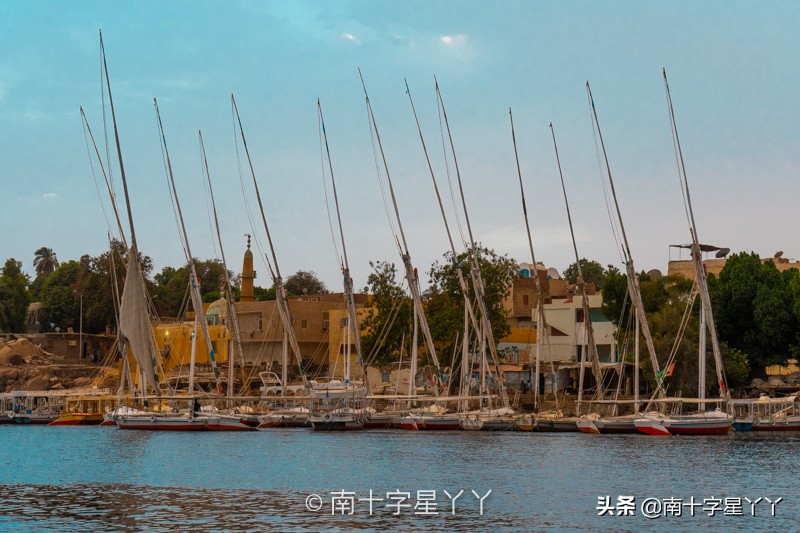 一半沙漠一半海洋图片,一半沙漠一半湖水