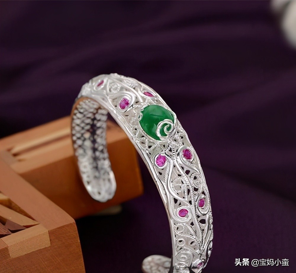 银手镯戴着突然发黑怎么清洗,银手镯戴久变黑了怎么洗呢