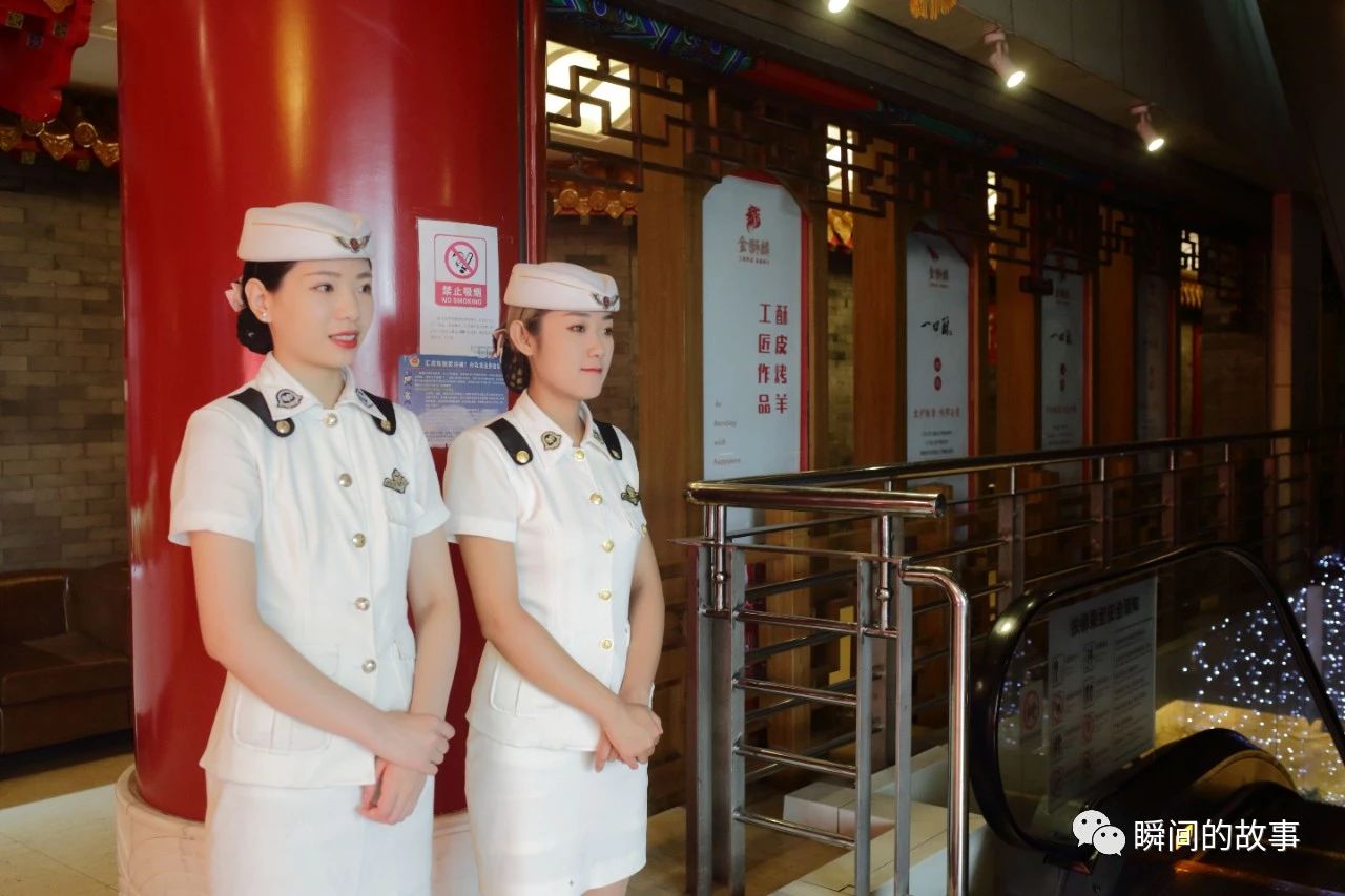北京一家酒店的迎宾女孩(二)站岗