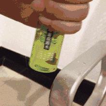 男孩喝碳酸饮料瓶爆炸,一小孩被喷泉水柱冲起