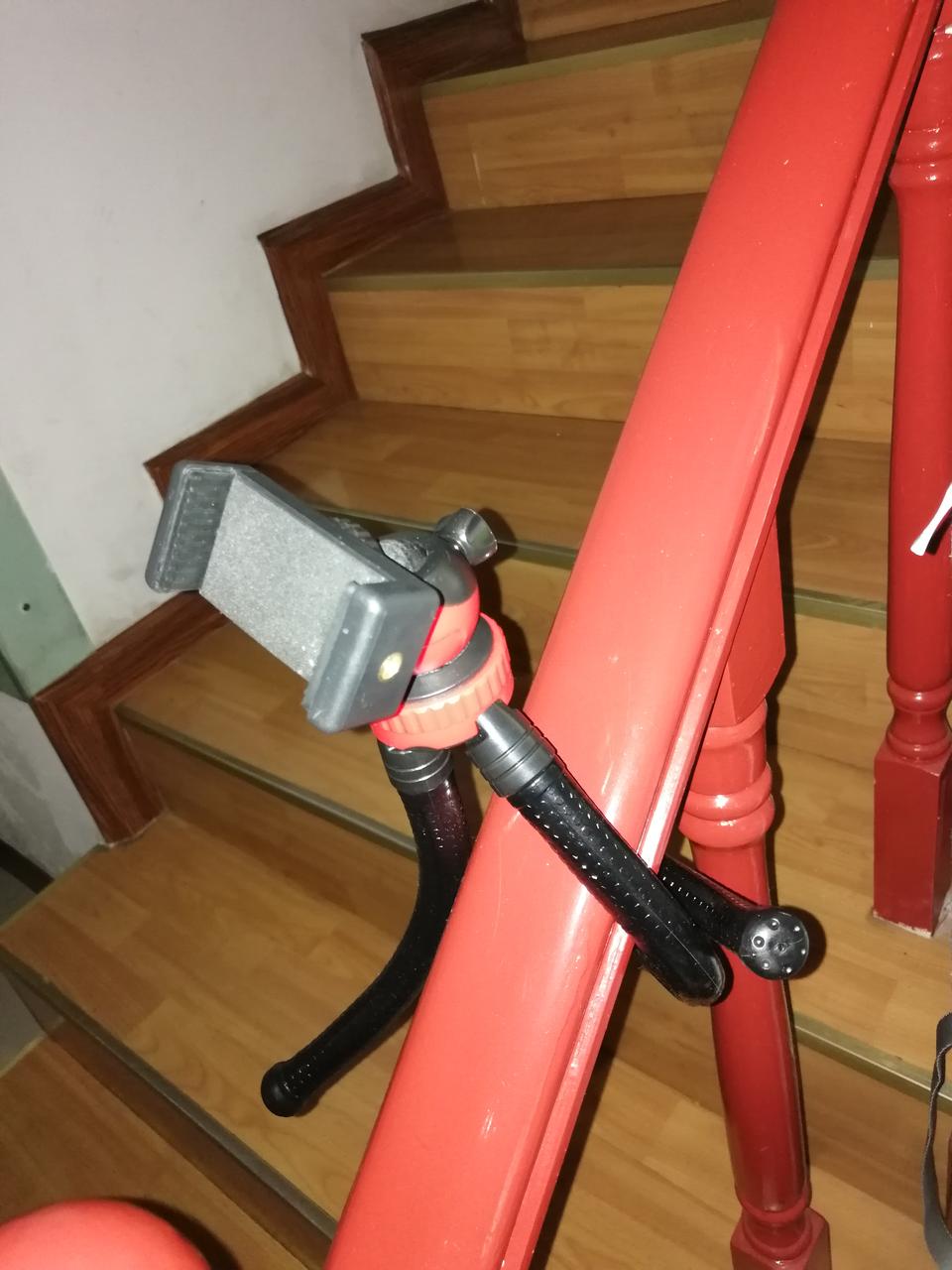 我一个人自媒体拍视频，就用自拍杆三脚架，实惠实用，分享给你