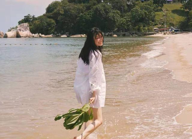 倪妮穿牛仔裤最新机场现身,倪妮身穿吊带红裙现身