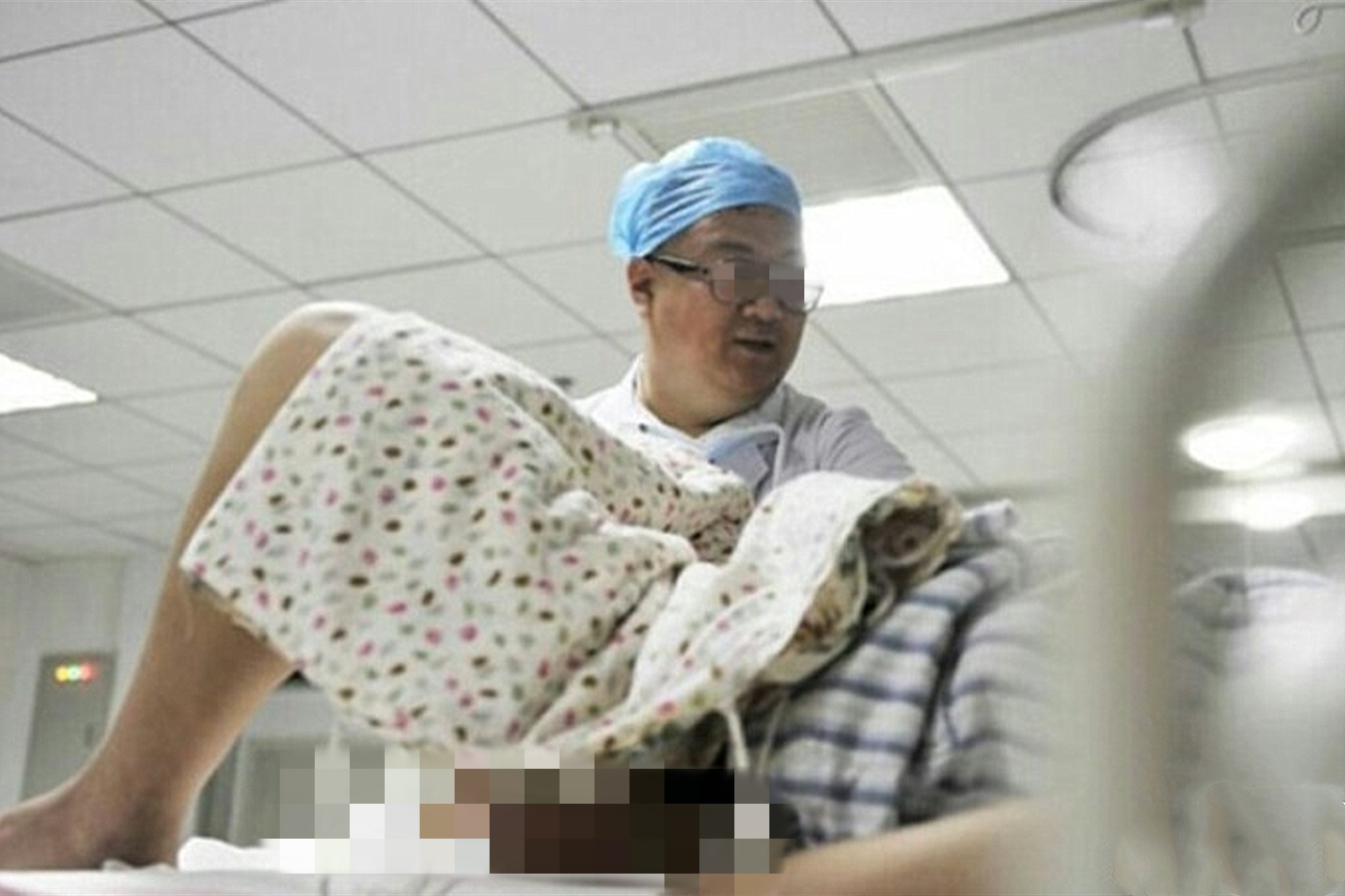 生完孩子医生又把手伸进去,产妇愤怒质问,医生沉稳回答:为你好