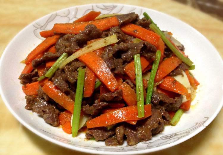 牛肉一炒全是水怎么办,牛肉一炒就变老