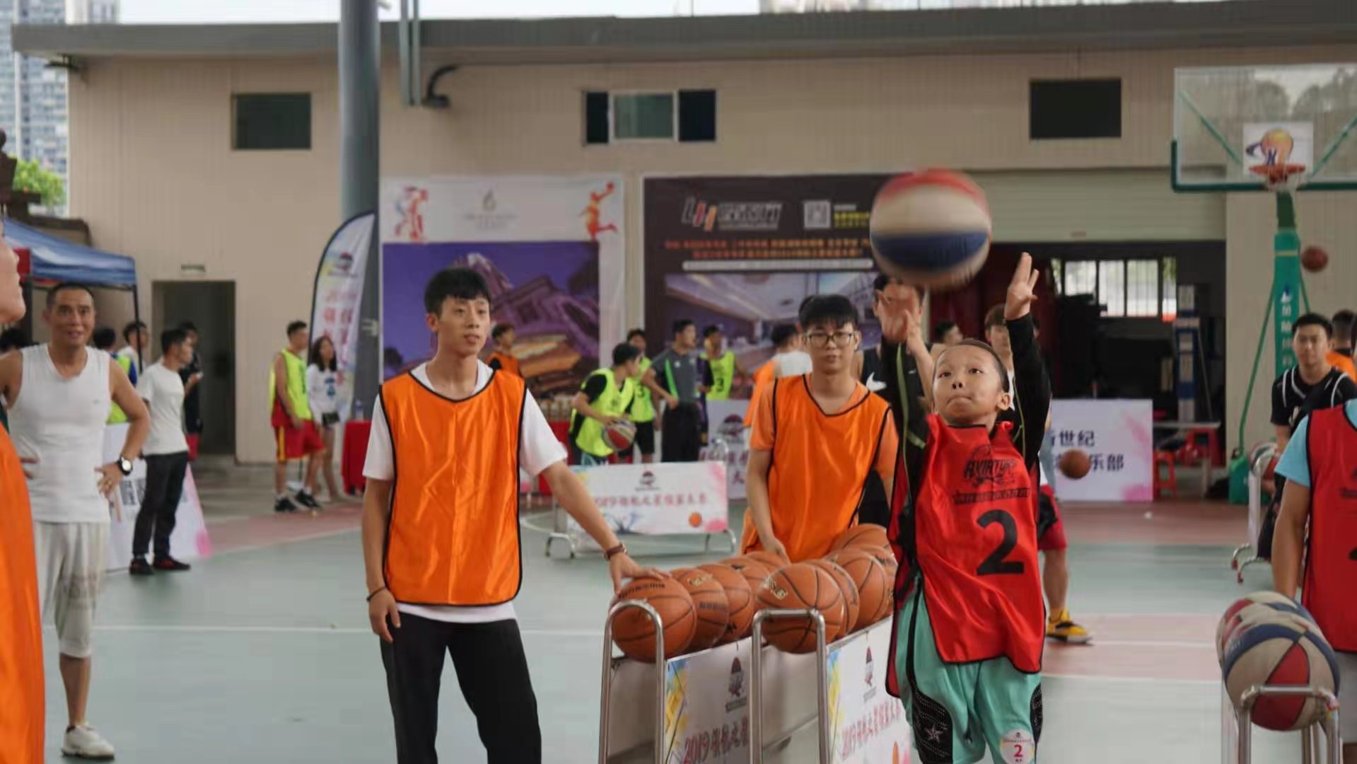 一年一度如约而至比赛,一年一度的篮球锦标赛活动开启