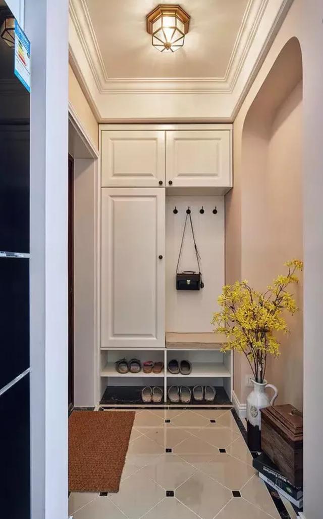 玄关鞋柜装修十大禁忌,鞋柜没做到顶上方的空间怎么利用