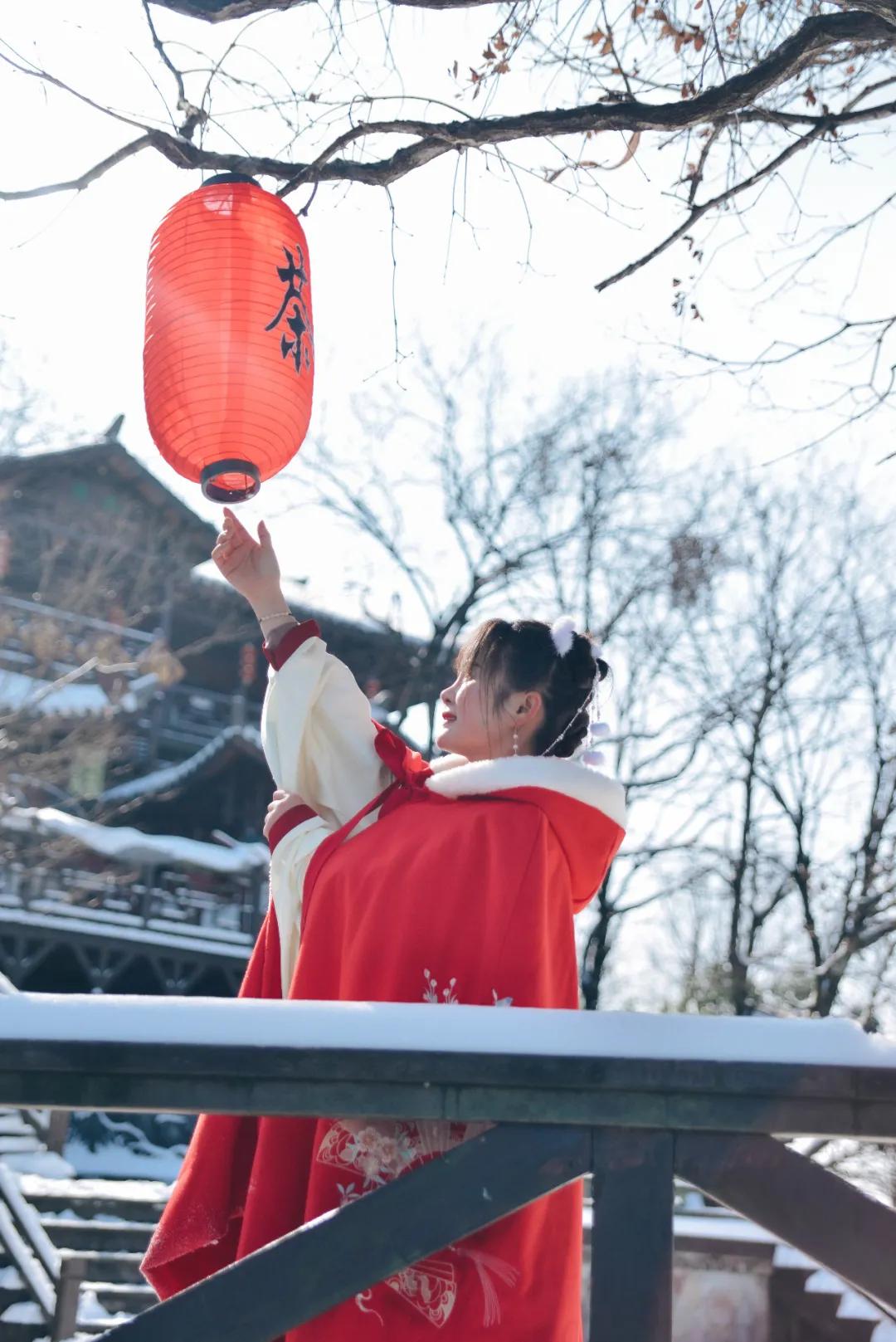 当汉服小姐姐在街上惊艳路人,又美丽又漂亮的汉服小姐姐