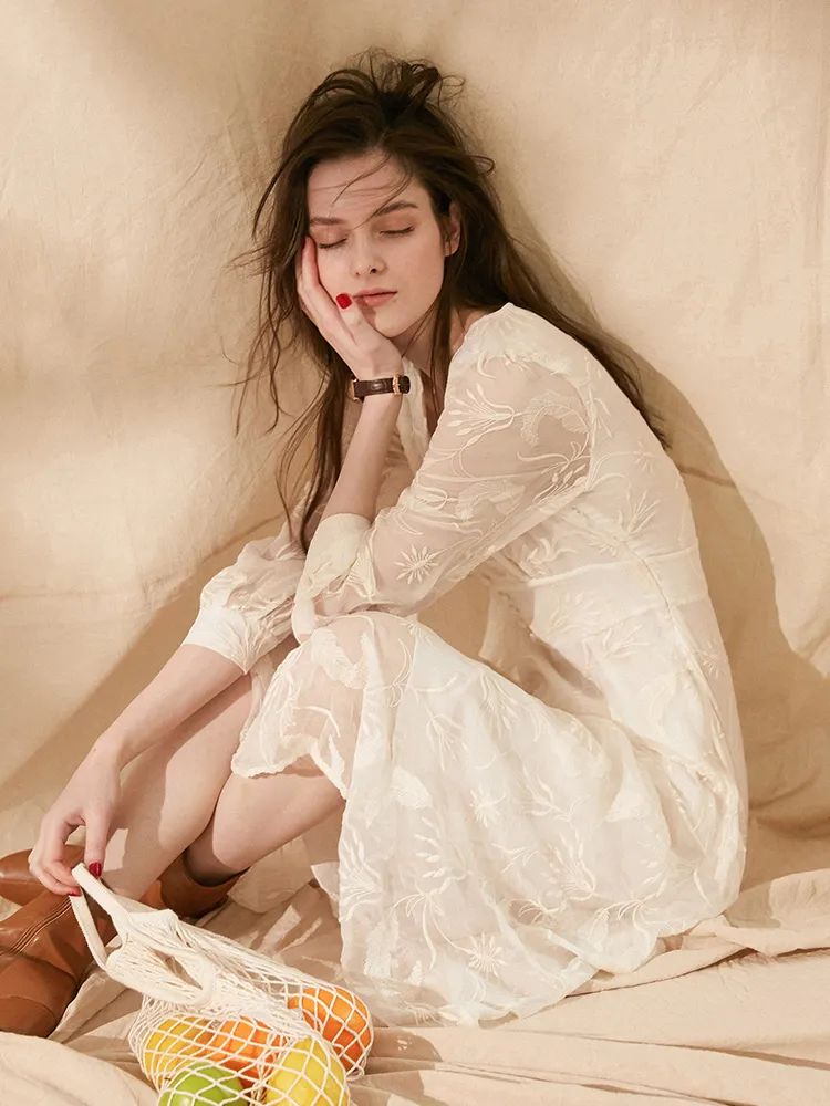 优雅连衣裙气质高级感小白裙,中长裙怎么穿才优雅时髦