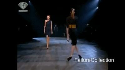 T台模特摔跤*案惨**!隔着屏幕都替她们脚疼